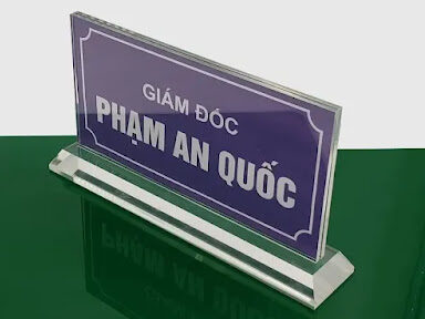 Bảng tên mica để bàn, biển chức danh để bàn bằng mica